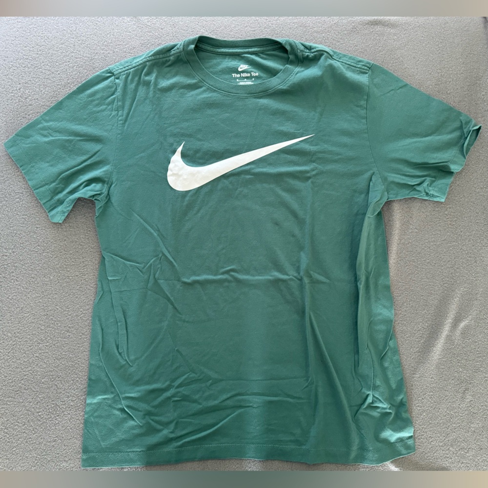 NIKE SPORTSWEAR ICON SWOOSH T-SHIRT BOYS MEDIUM IN COLOR BICOASTAL